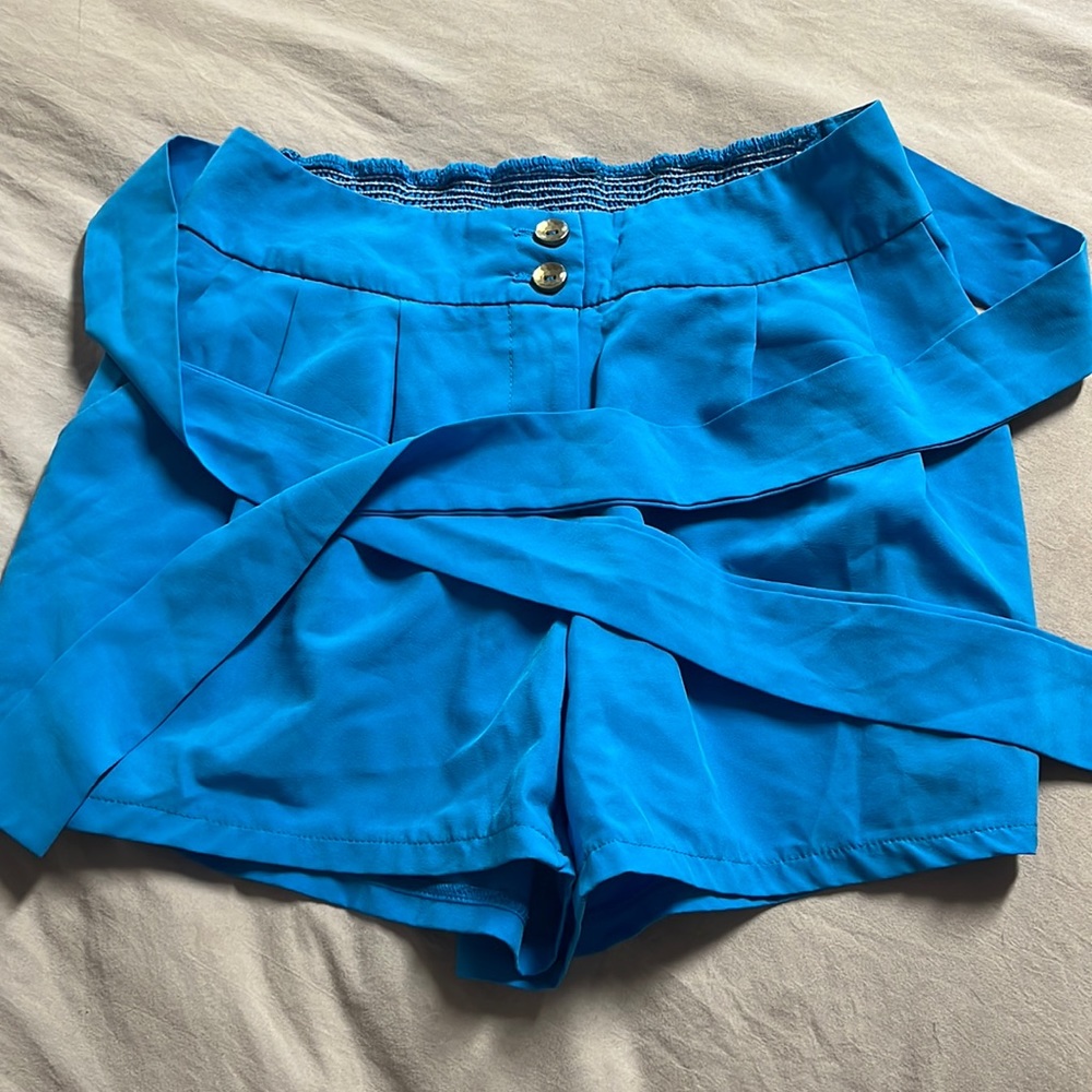 Blue dressy shorts with pockets and waist tie